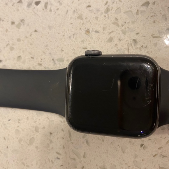 Apple Watch Series 4 40mm Space Gray Aluminum - Picture 3 of 6